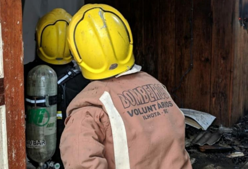 Incêndio em residência na cidade de Ilhota