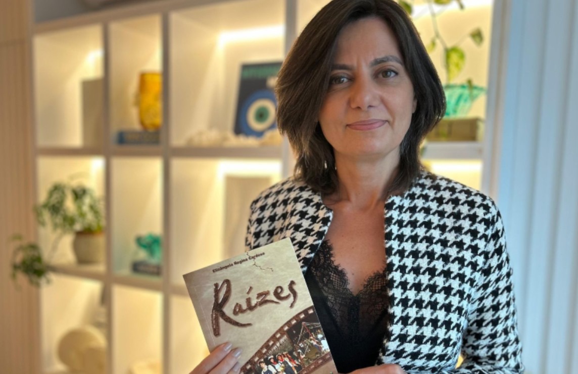 Livro “Raízes” eterniza história da Festa Nacional do Colono em Itajaí Jornalista-Elizangela-Cardoso