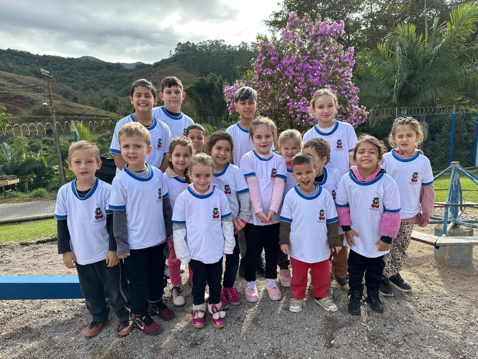 Prefeitura de Ilhota entrega kits de uniformes escolares para todos os alunos da rede municipal