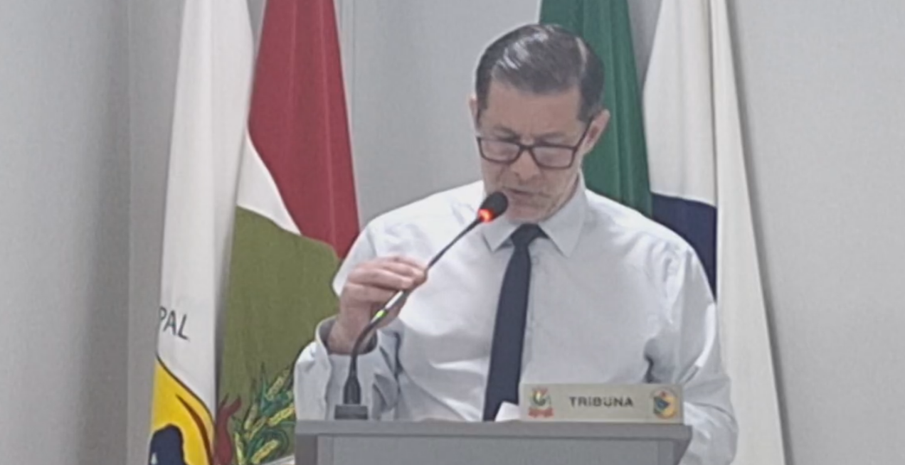 O Silêncio do Executivo e o Palco da Câmara de Ilhota