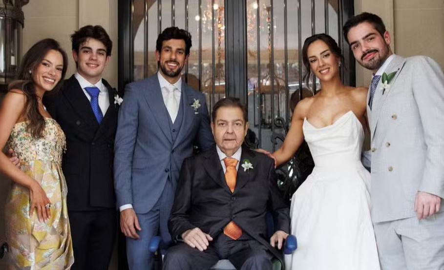 De cadeira de rodas, Faustão leva filha ao altar em casamento
