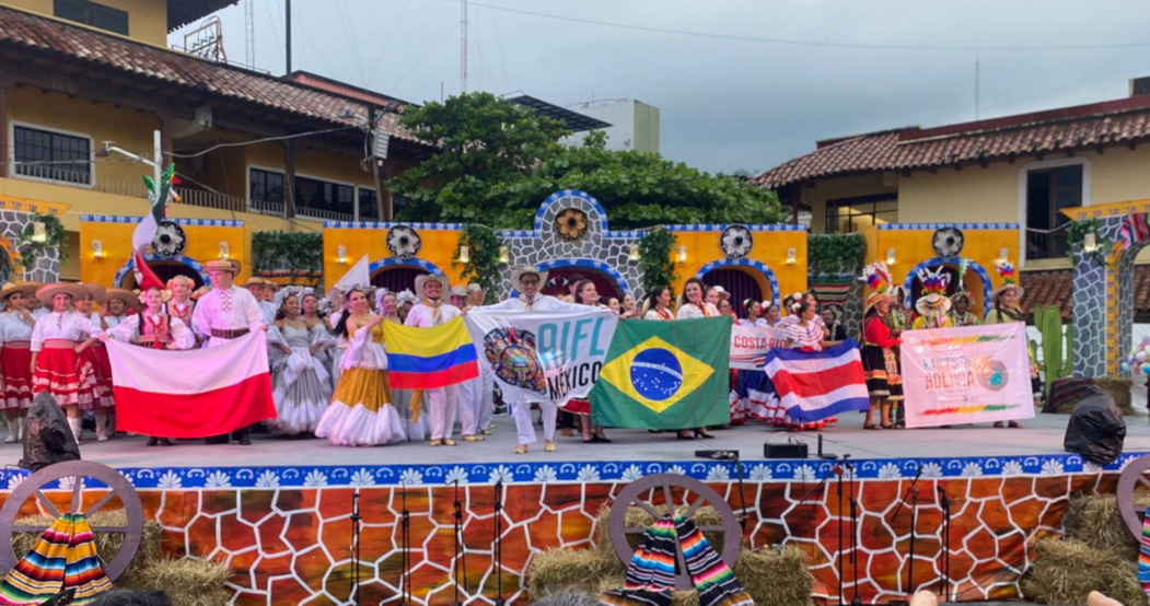Bailarinos da AECLA participam de intercâmbio cultural no México e promovem a arte brasileira