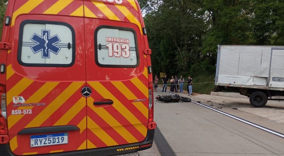 Motociclista morre ao colidir com caminhão e caminhoneiro passa mal após acidente em SC