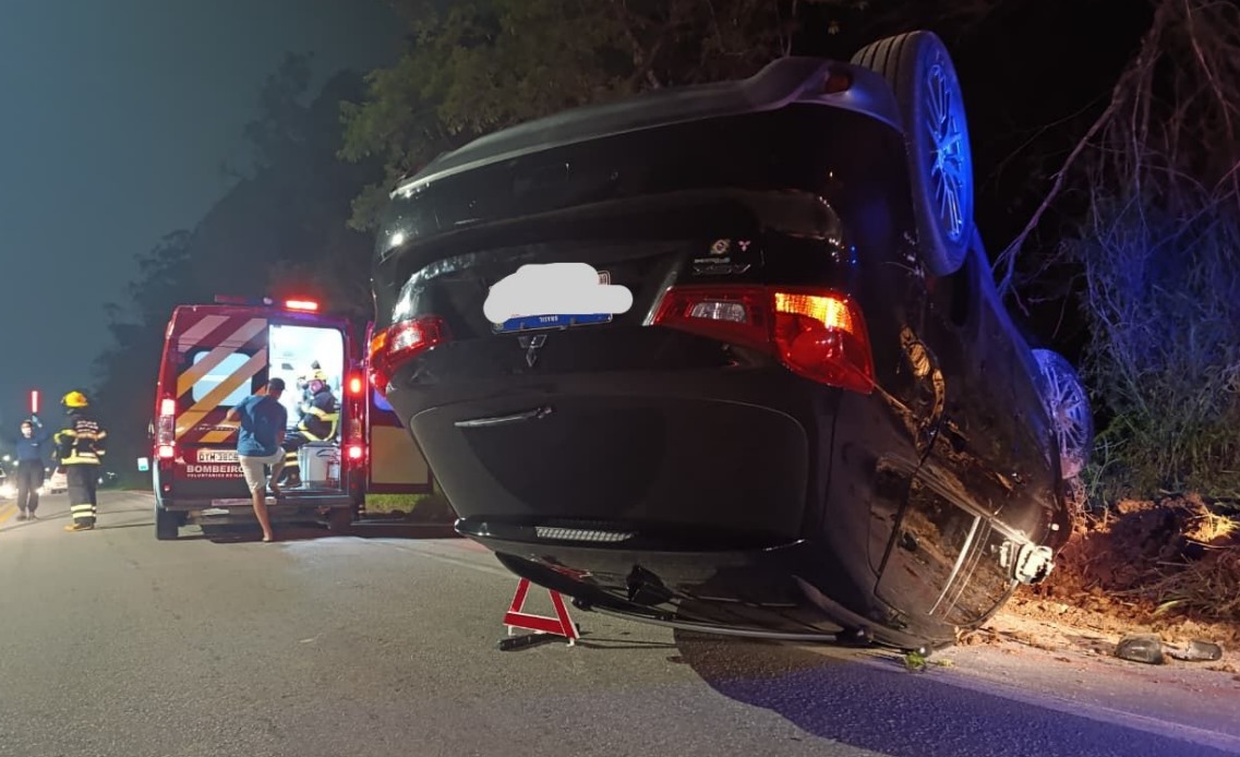 Carro Capota na Rodovia Jorge Lacerda