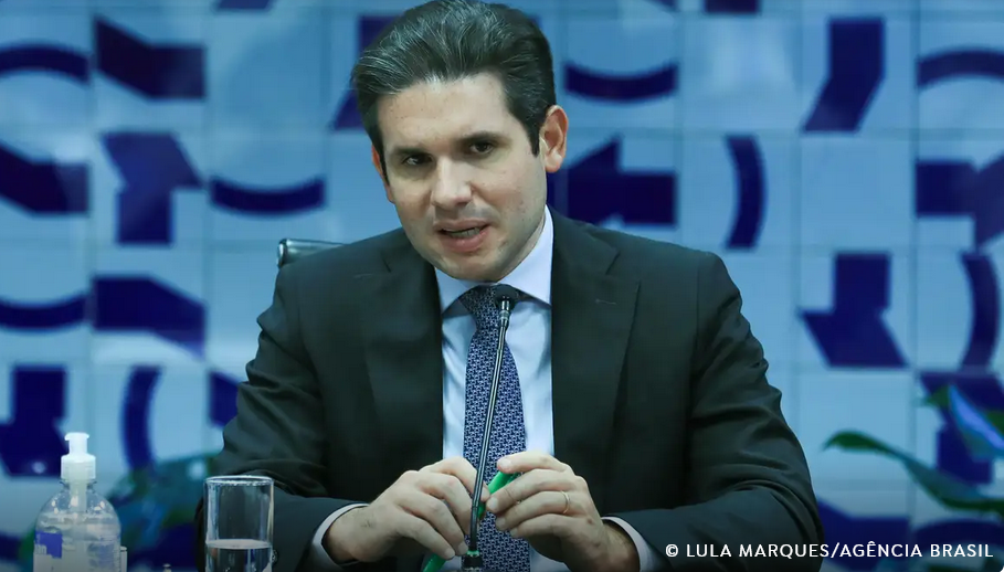 Hugo Motta confirma para hoje votação de isenção do Imposto de Renda