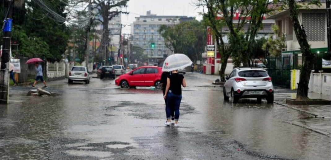 SC recebe alerta amarelo do Inmet para chuva intensa e risco de alagamentos; veja cidades