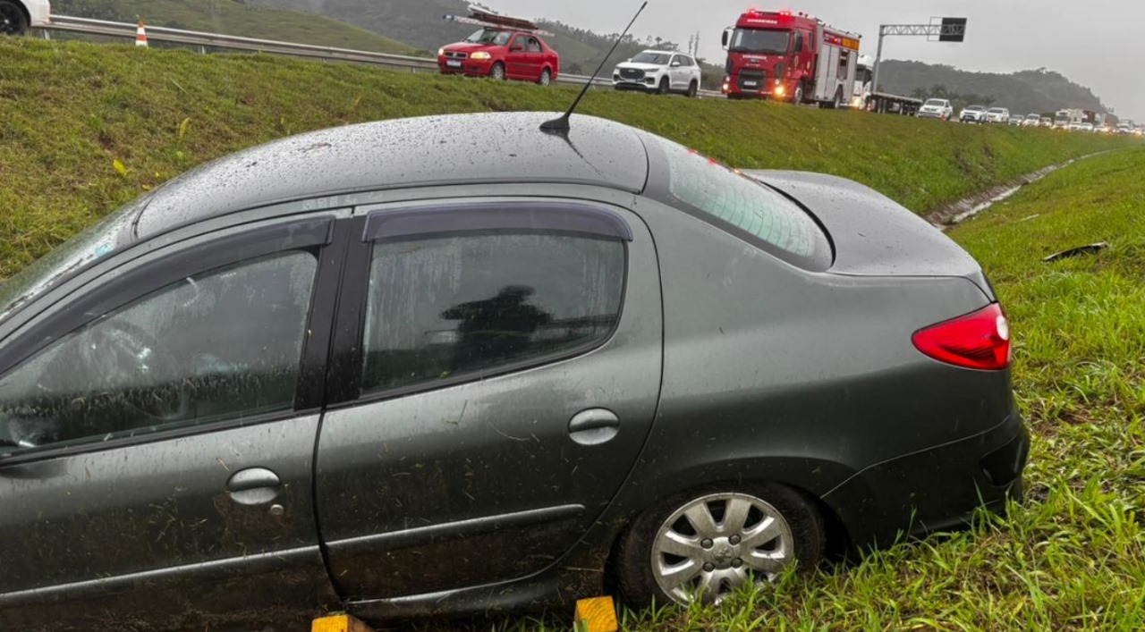 Saída de pista na BR-470 deixa motorista ferida em Ilhota