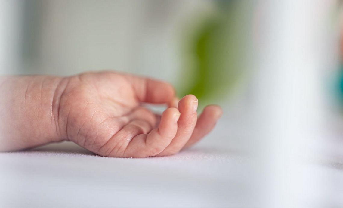 Bebê que sofreu parada cardíaca em creche de SC é transferida para UTI