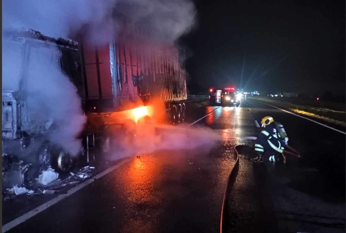 Sustos na BR-470: Caminhão Pega Fogo Após Passar Sobre Objeto Metálico em Ilhota