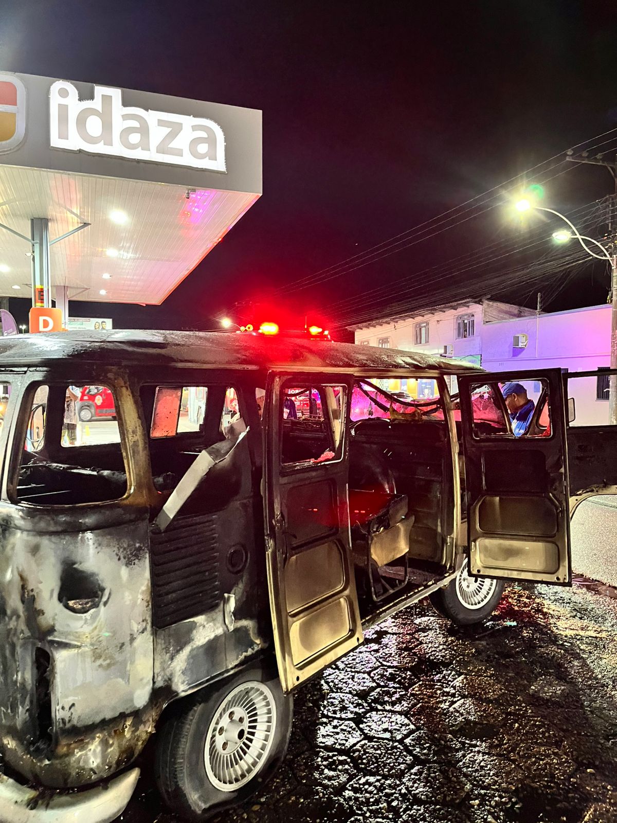 Incêndio em Kombi em Posto de Ilhota é controlado