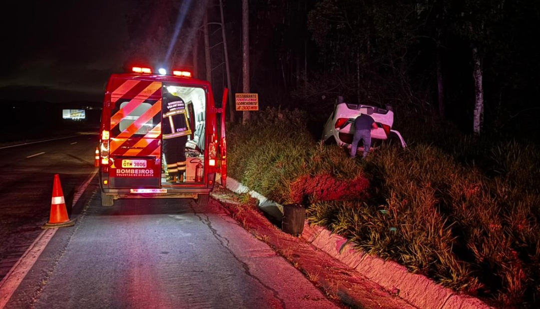 Acidente na BR-470 em Ilhota: motorista capota veículo e é socorrido pelos Bombeiros Voluntários