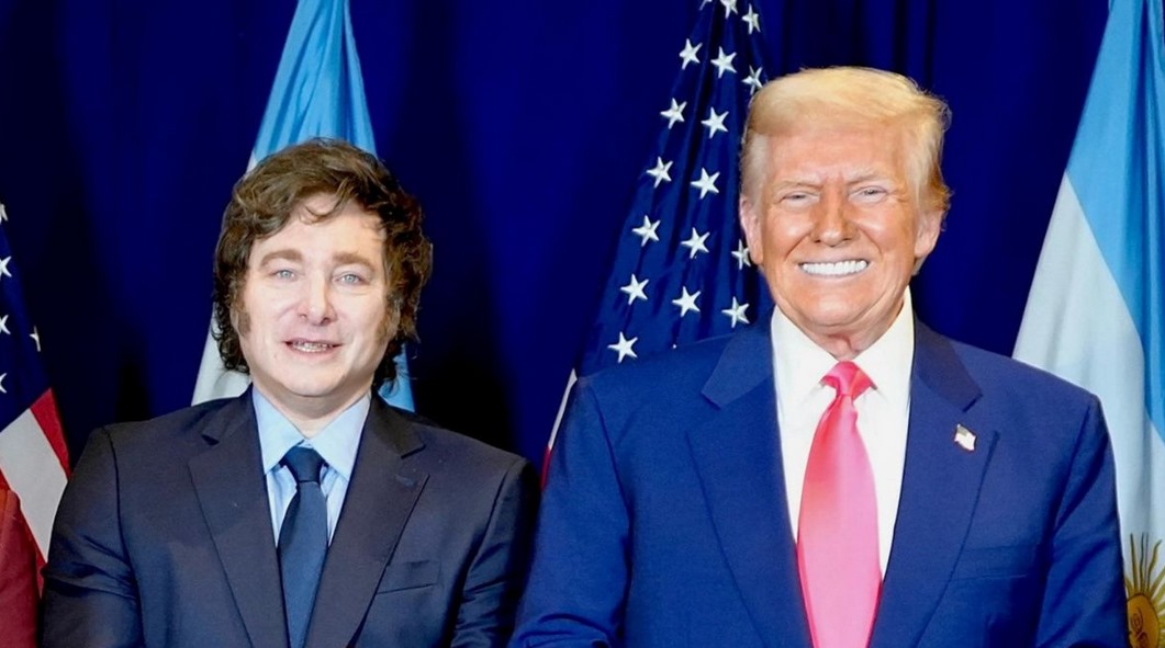 Donald Trump entrega bilhete curioso a Javier Milei