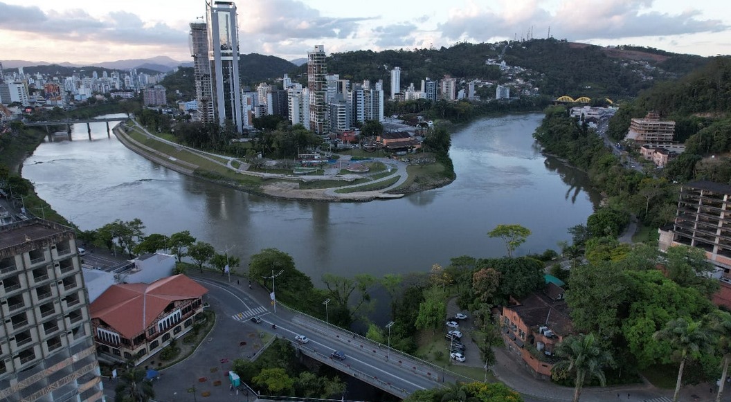 Passarela no Centro Histórico de Blumenau volta ao radar