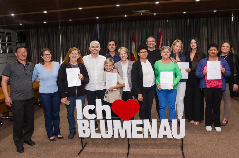 Prefeitura de Blumenau entrega termos de quitação para cinco famílias
