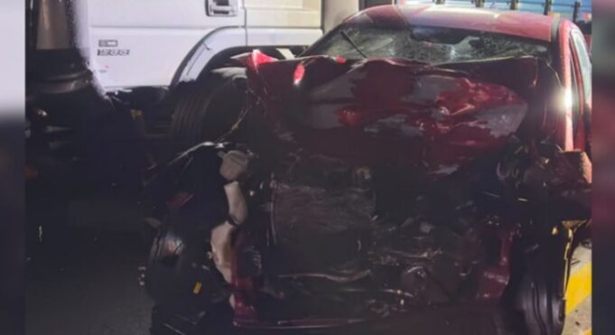Acidente entre carro e caminhão deixa motorista morto e causa congestionamento na BR-282 em SC