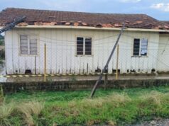 Família fica desabrigada após poste cair sobre telhado durante temporal em Agrolândia