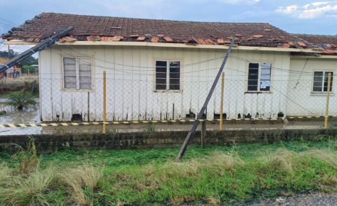 Família fica desabrigada após poste cair sobre telhado durante temporal em Agrolândia