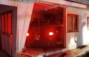 Motorista foge da polícia e invade casa com carro às margens da SC-350 em Ituporanga