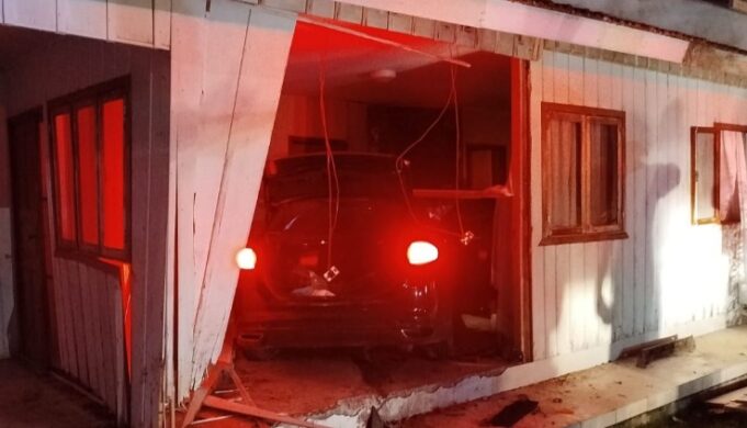 Motorista foge da polícia e invade casa com carro às margens da SC-350 em Ituporanga
