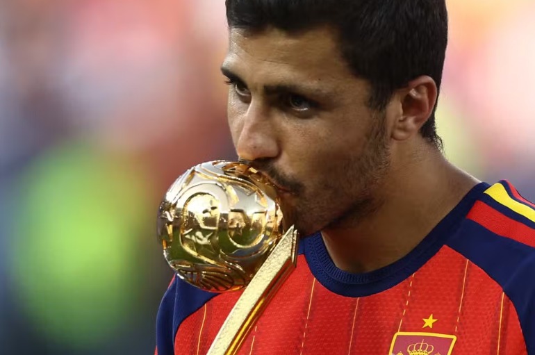 PSG disputa com o Real Madrid a contratação de Rodri, do Manchester City
