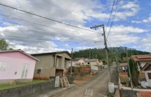 Crianças são encontradas sozinhas em casa com condições precárias de higiene em SC