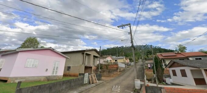Crianças são encontradas sozinhas em casa com condições precárias de higiene em SC