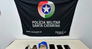 Polícia militar prende três homens por tráfico de drogas no bairro ponta aguda em blumenau