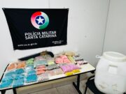 Operação da Polícia Militar resulta em duas prisões por tráfico de drogas e apreensão de grande quantidade de entorpecentes e armas em Blumenau