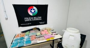 Operação da Polícia Militar resulta em duas prisões por tráfico de drogas e apreensão de grande quantidade de entorpecentes e armas em Blumenau