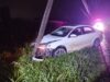 Carro bate em poste energizado, deixa ferido leve e mobiliza bombeiros na rodovia Jorge Lacerda, em Ilhota