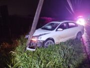 Carro bate em poste energizado, deixa ferido leve e mobiliza bombeiros na rodovia Jorge Lacerda, em Ilhota