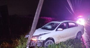 Carro bate em poste energizado, deixa ferido leve e mobiliza bombeiros na rodovia Jorge Lacerda, em Ilhota