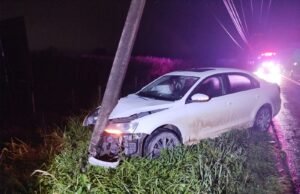 Carro bate em poste energizado, deixa ferido leve e mobiliza bombeiros na rodovia Jorge Lacerda, em Ilhota