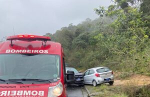 Colisão entre carros deixa duas pessoas feridas no bairro Baú Central, em Ilhota