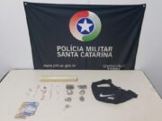 Cinco pessoas são detidas por tráfico de drogas durante abordagem em Blumenau