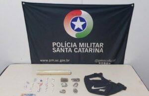 Cinco pessoas são detidas por tráfico de drogas durante abordagem em Blumenau