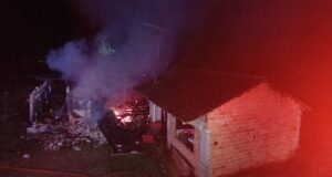 Incêndio destrói residência durante a madrugada em Doutor Pedrinho