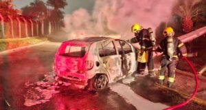 Carro bate em poste, pega fogo e condutor foge do local em Brusque