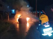 : Incêndio destrói automóvel em servidão no Centro de Gaspar; ocupantes saem ilesos