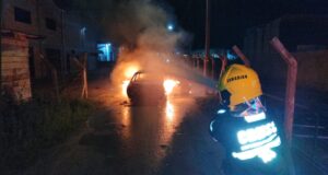 : Incêndio destrói automóvel em servidão no Centro de Gaspar; ocupantes saem ilesos