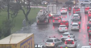 Alagamento na Avenida Gustavo Richard bloqueia pistas e gera filas até o túnel em Florianópolis