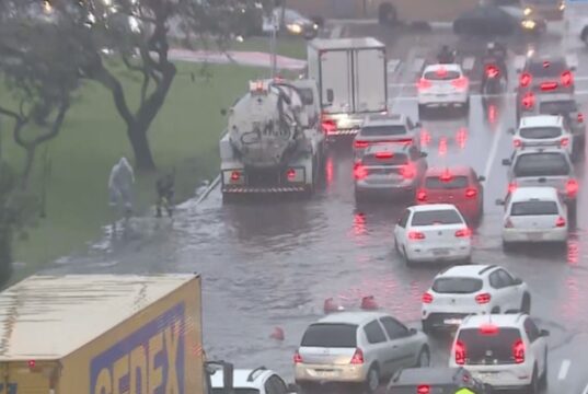 Alagamento na Avenida Gustavo Richard bloqueia pistas e gera filas até o túnel em Florianópolis
