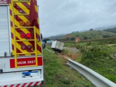 Colisão entre carro e caminhão mobiliza bombeiros na BR-470, em Ilhota