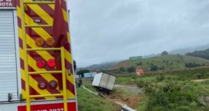 Colisão entre carro e caminhão mobiliza bombeiros na BR-470, em Ilhota