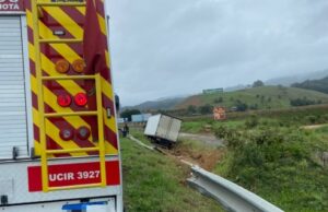 Colisão entre carro e caminhão mobiliza bombeiros na BR-470, em Ilhota