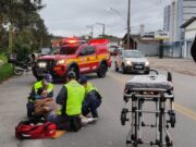 Colisão entre carro e moto deixa motociclista ferida no bairro Margem Esquerda, em Gaspar
