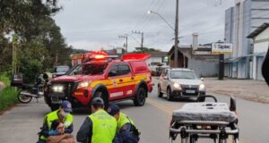 Colisão entre carro e moto deixa motociclista ferida no bairro Margem Esquerda, em Gaspar
