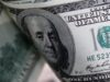 Dólar opera em leve baixa antes de dados de emprego no Brasil e discurso do Fed