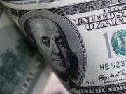 Dólar opera em leve baixa antes de dados de emprego no Brasil e discurso do Fed
