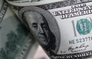 Dólar opera em leve baixa antes de dados de emprego no Brasil e discurso do Fed